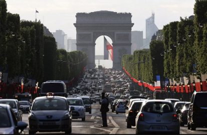 Το Παρίσι «ρίχνει πόρτα» στα μεγάλα SUV και τα βαριά EV