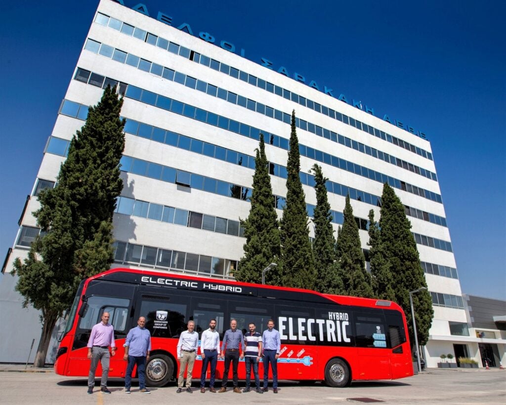 [4troxoi.gr] Ο Όμιλος Σαρακάκη παρέδωσε το πρώτο υβριδικό λεωφορείο για αστικές διαδρομές