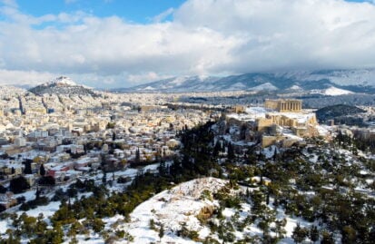 Κακοκαιρία «Ελπίς»: Πετώντας πάνω από τη χιονισμένη Αθήνα