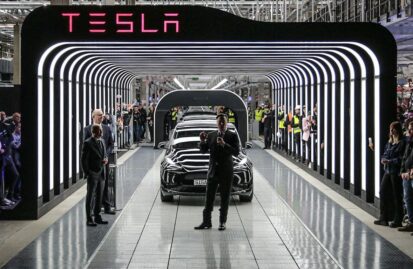 Tesla: Φρένο στην παραγωγή σε Σαγκάη και Βερολίνο