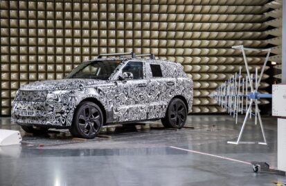 Jaguar Land Rover: Eπενδύει στα ηλεκτροκίνητα και συνδεδεμένα οχήματα