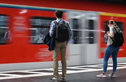 Απεριόριστες μετακινήσεις σε τρένα, λεωφορεία και μετρό με 49€ το μήνα