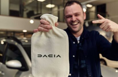 Η Dacia διακωμωδεί τα επί πληρωμή θερμαινόμενα καθίσματα της BMW