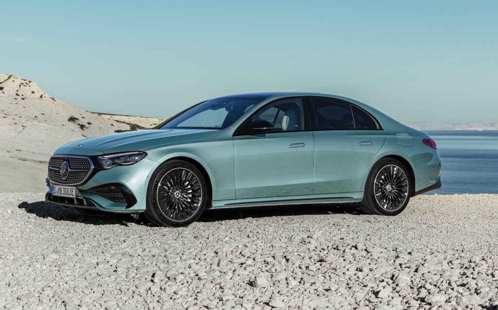 Mercedes-Benz E-Class και EQE SUV απέσπασαν κορυφαία βαθμολογία από τον EuroNCAP Mercedes-Benz E-Klasse, AMG Line; Exterieur: Verdesilber; Interieur: Nappaleder nevagrau/schwarz, Mittelkonsole in Metall-Mischgewebe silber hell // Mercedes-Benz E-Class AMG line; exterior: verde silver; interior: Nappa leather neva grey/black, light silver metallic mixed fabric centre console