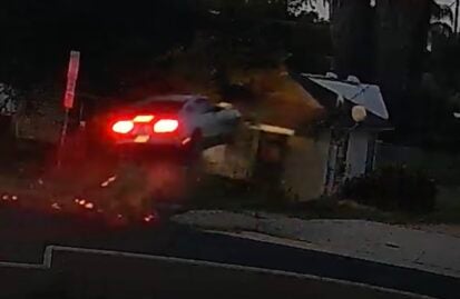 Ιπτάμενη Ford Mustang προσγειώθηκε σε σπίτι (video)