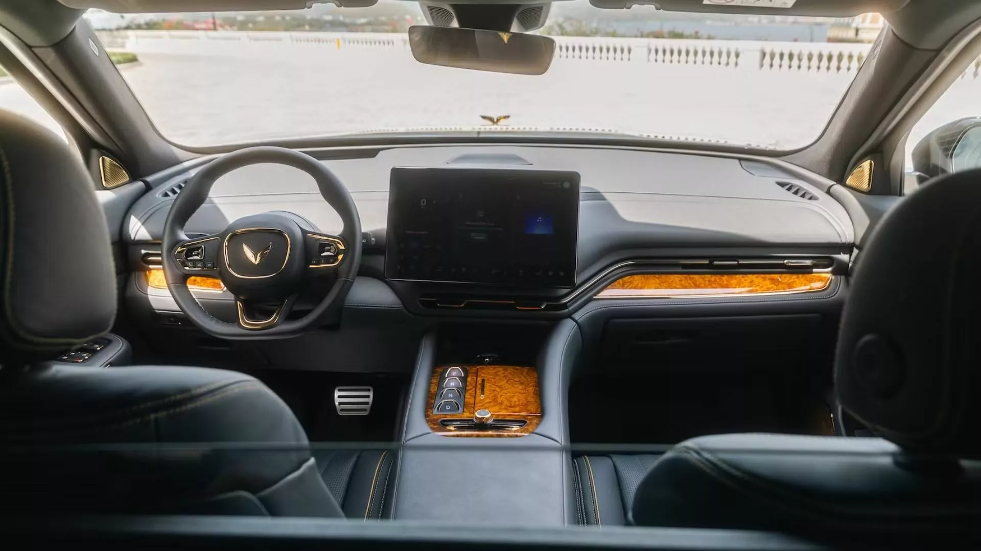 Θωρακισμένο SUV αντέχει 400 βολές με λέιζερ Vinfast